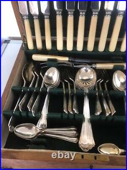 LOVELY Set OF SILVER PLATED CUTLERY IN A FITTED OAK CANTEEN